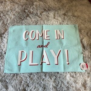 NWT Come‎ in and play water target rug